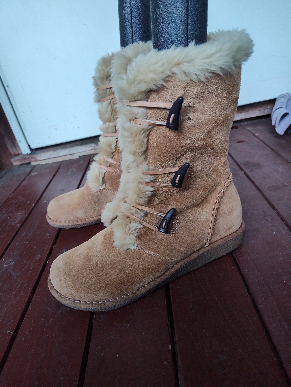 Brown Rubber Sole Boots And Fur Trim With Toggle Closure By Earth Origins
